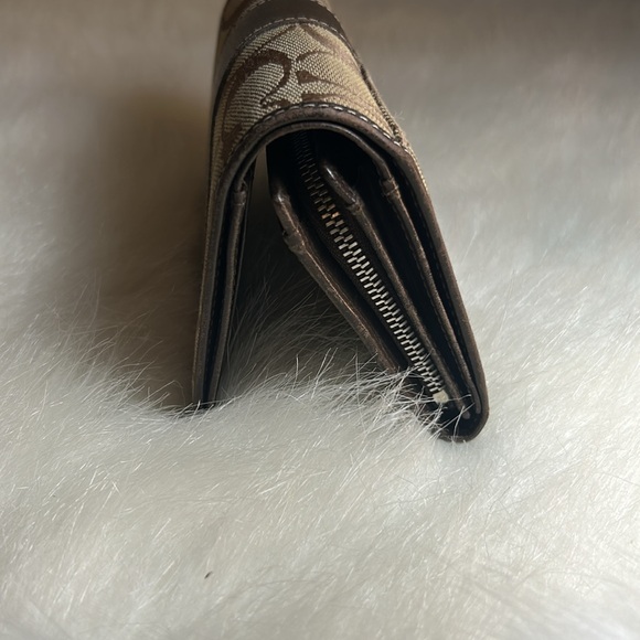 Coach Signature Wallet - Picture 4 of 8